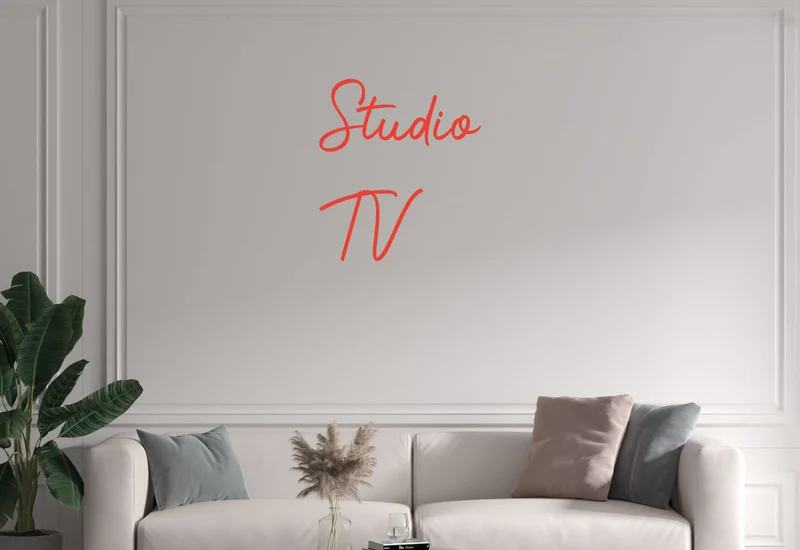 Custom text: Studio TV ➤
