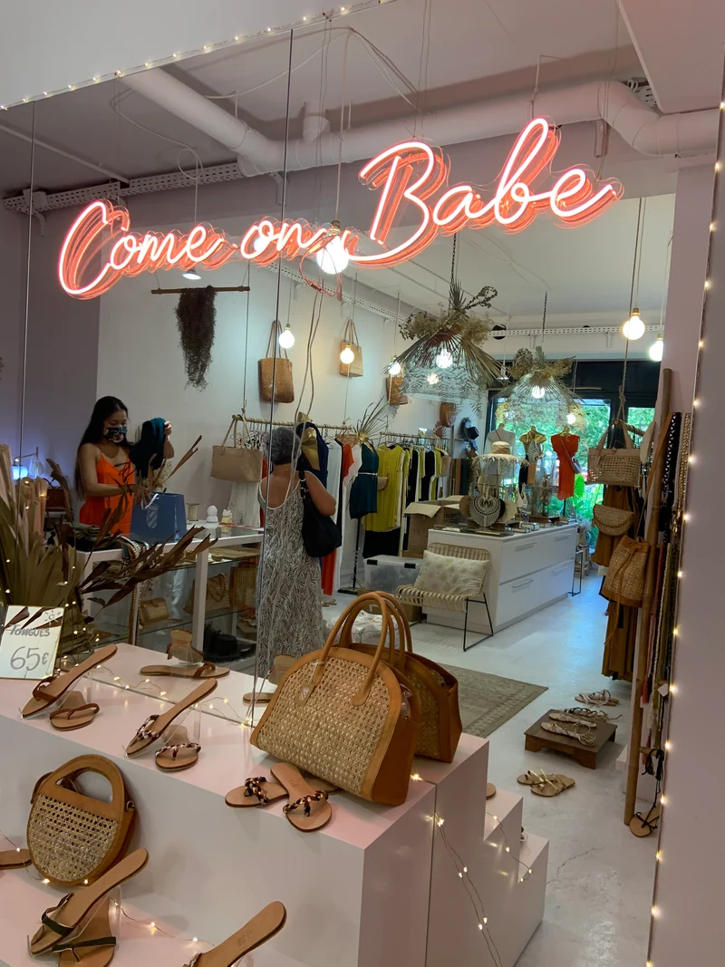 Custom text: Boutique