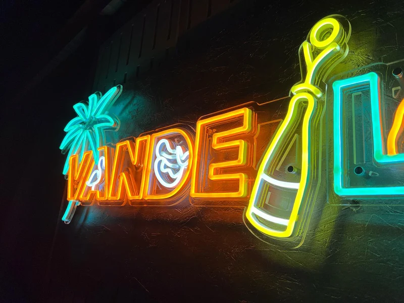 Custom text: Logo