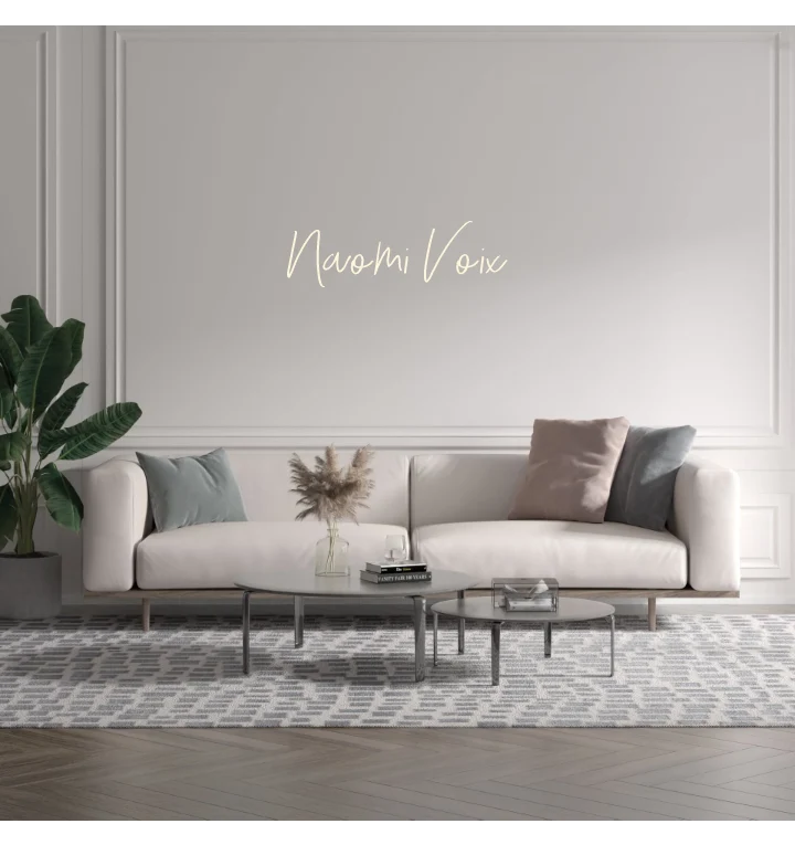 Custom text: Naomi Voix