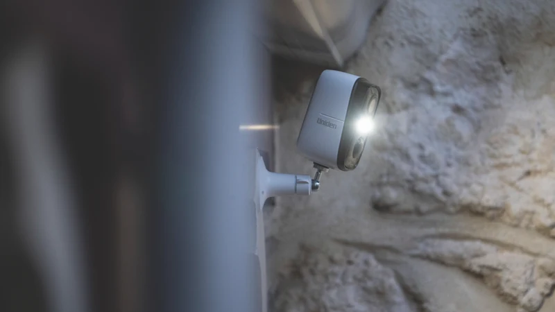Uniden SoloX Pro 2K Outdoor Wireless Spotlight Camera