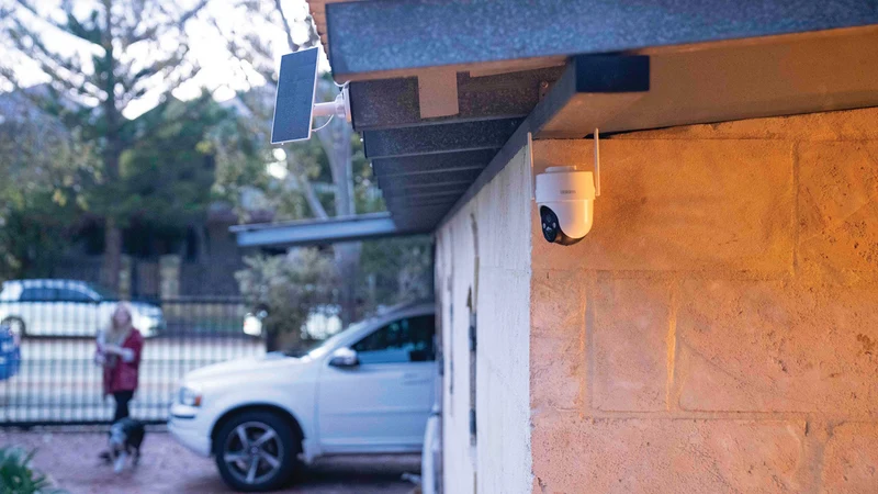 Uniden SoloX 2K Outdoor Pan & Tilt Solar Security Camera