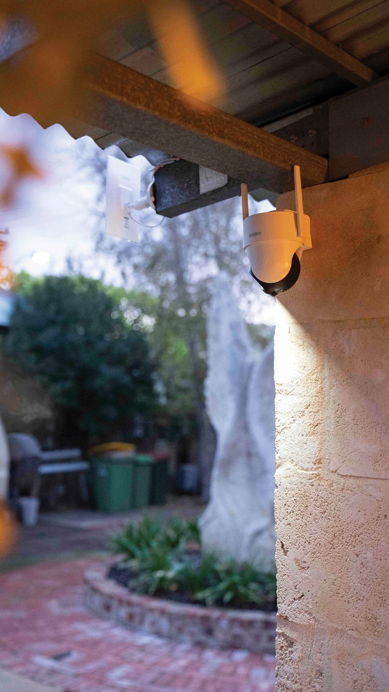 Uniden SoloX 2K Outdoor Pan & Tilt Solar Security Camera