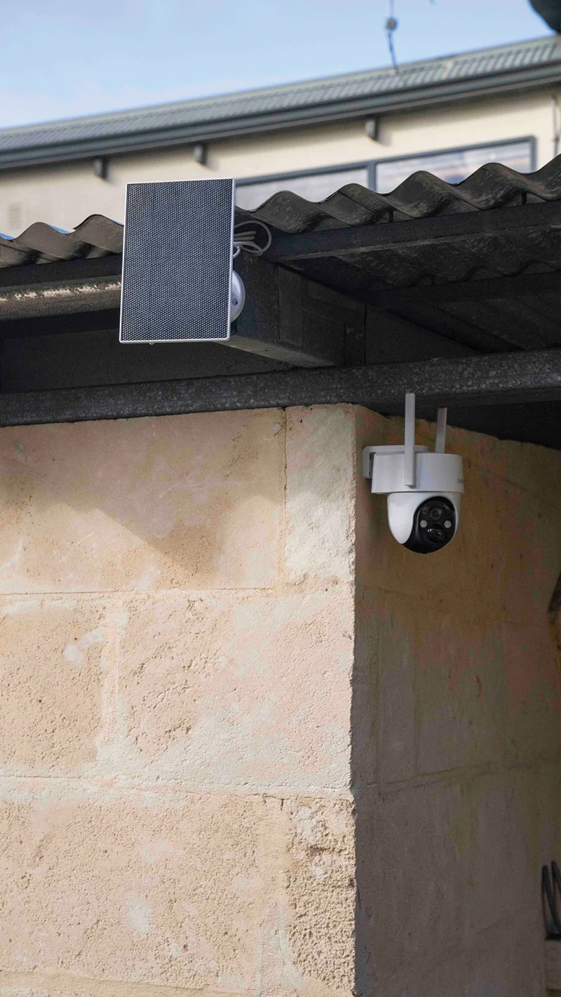 Uniden SoloX 2K Outdoor Pan & Tilt Solar Security Camera