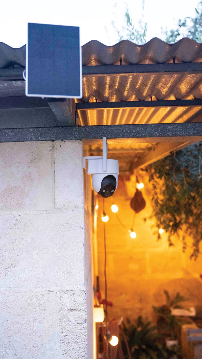 Uniden SoloX 2K Outdoor Pan & Tilt Solar Security Camera