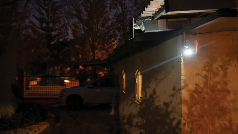 Uniden SoloX 2K Outdoor Pan & Tilt Solar Security Camera